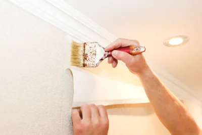Pose de papier peint à la Chamba — revêtements muraux et toiles de verre